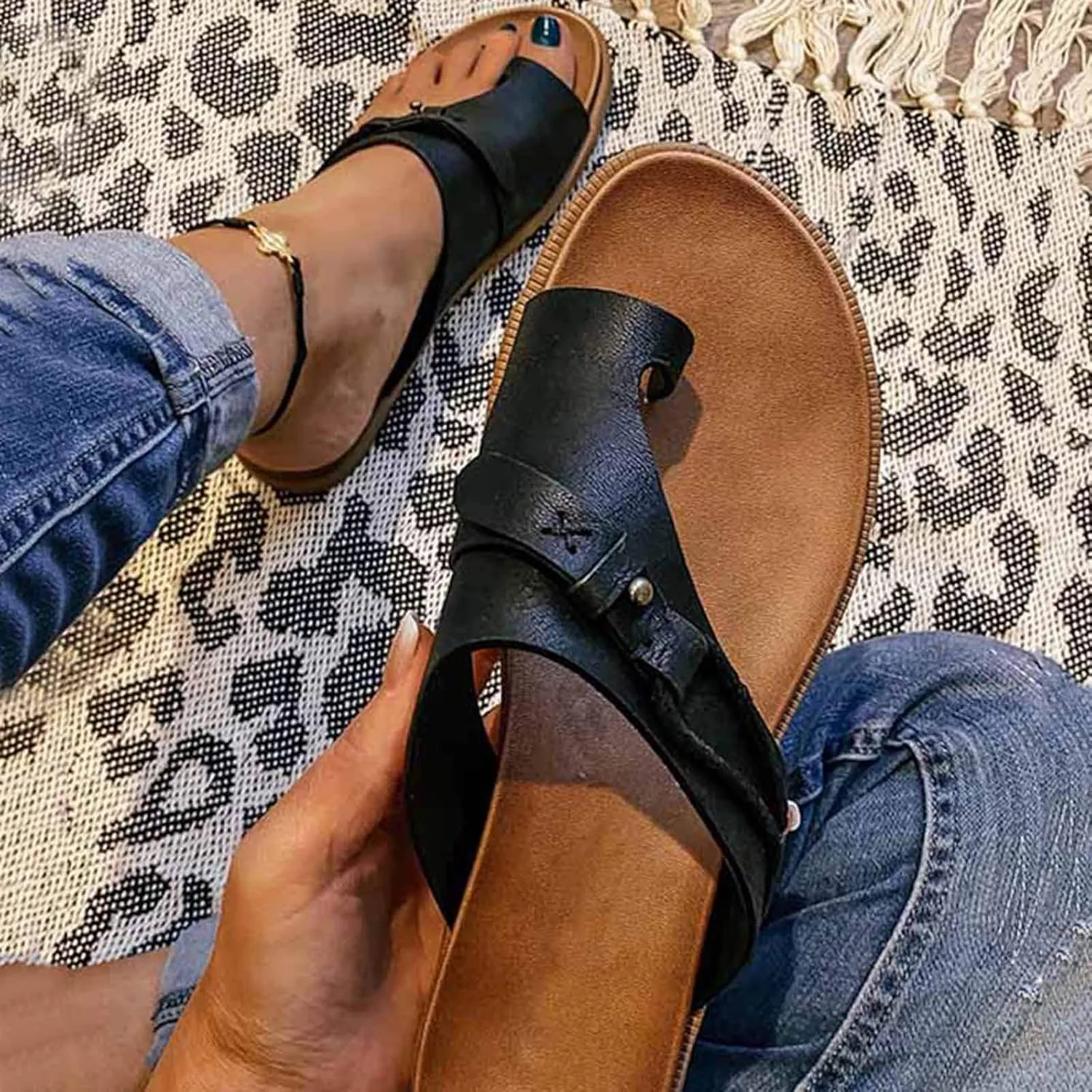 Eduavar Sandals for Women Casual Summer Orthopedic Correction Leather Ring Toe Sandals Solid/Leopard Print Flat Flip Flops
